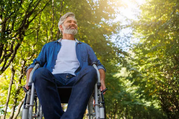 Park Serenity Niepełnosprawny Człowiek Odnajdujący Spokój Świeżym Powietrzu — Zdjęcie stockowe