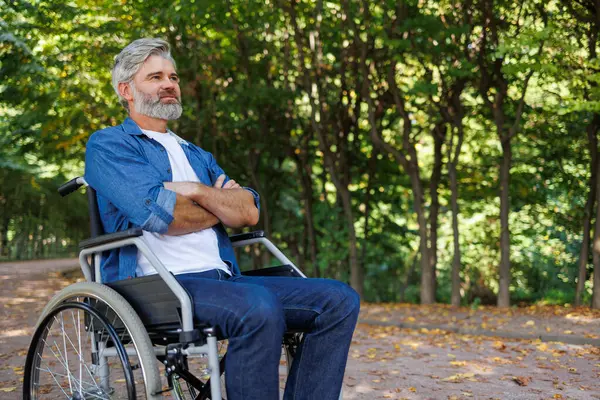 Park Serenity Człowiek Wózku Inwalidzkim Odnajduje Spokój — Zdjęcie stockowe