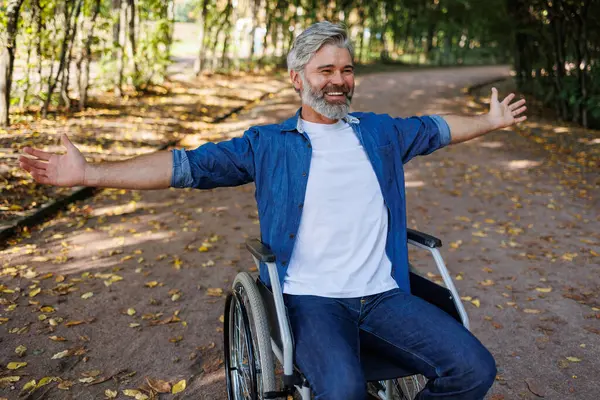 Swoboda Poruszania Się Użytkownik Wózka Inwalidzkiego Korzystający Parku — Zdjęcie stockowe