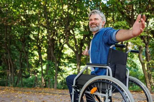 Elewacja Sprzyjająca Włączeniu Społecznemu Mężczyzna Wózku Inwalidzkim Korzystający Wolności Parków — Zdjęcie stockowe