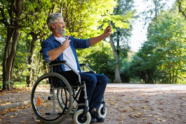 Rekreacja Integracyjna Mężczyzna Wózku Inwalidzkim Snaps Park Selfie — Zdjęcie stockowe