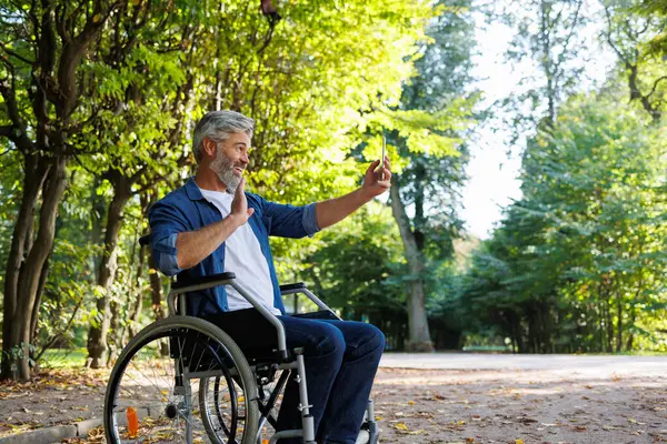 Selfie Wózku Inwalidzkim Obejmuje Piękno Natury Parku — Zdjęcie stockowe
