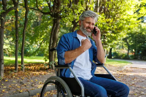 Connected Mobility Człowiek Wózku Inwalidzkim Komunikacja Parku Ustawienia — Zdjęcie stockowe