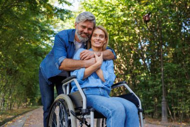 Özel Park Gezgini: Tekerlekli sandalyedeki Kadın ve Erkek