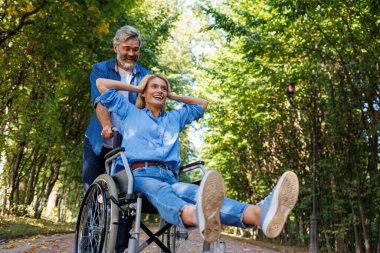 Doğanın Kucaklaması: Yeşilliğin Ortasında Kucaklayan Engelli Çift