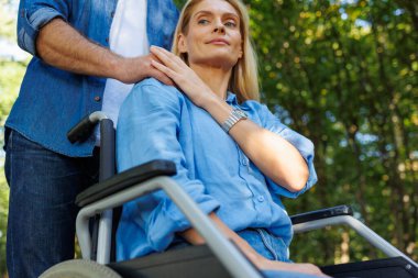 Hareket Özgürlüğü: Tekerlekli sandalye kullanıcıları Park Sahnesinin tadını çıkarıyor