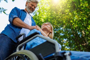 Eylemde Erişilebilirlik: Park Güzeli Arasında Kucaklaşan Çift