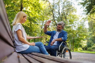 Arkadaşlık Sınır Tanımaz: Tekerlekli sandalyedeki Kadın Tezahüratçısı