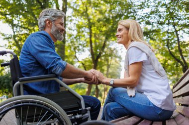 Benchside Bliss: Samimi Park Diyaloğu