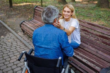 Tekerlekli Sandalye Gezgini: Bench 'in Konuşmaları