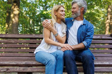 Bench Bliss: Parkta Paylaşılan Sırlar