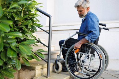 Karşı Sınırlar: Tekerlekli Sandalye Kullanıcı Merdiveni Fethediyor