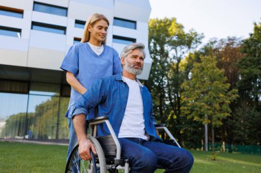 Açık Hava Yardımı: Hemşire ve Tekerlekli Sandalye Kullanıcısı Temiz Havanın Tadını Çıkartıyor