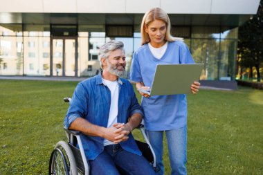 Bağlı Bakım: Hemşire ve Hasta Açık Hava 'da İşbirliği Yapıyor