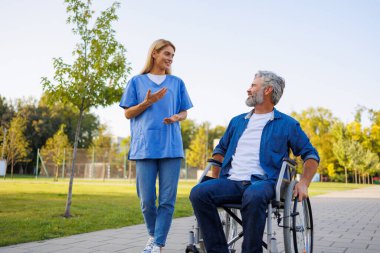 Güçlendirici Hareket: Hemşire ve Hasta Temiz Havanın Tadını Çıkartın