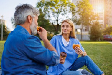 Erişilebilir açık hava yemeği: Engelli adam ve bakıcı hamburgerleri seviyor
