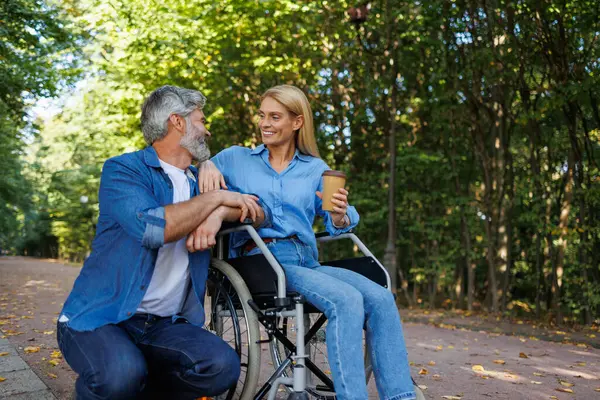 Para Korzystających Piękno Natury Wózków Inwalidzkich — Zdjęcie stockowe