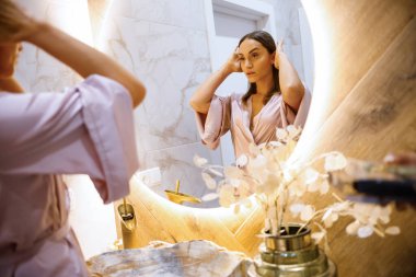 Ayna Sihri: Günlük Anlarda Güzelliği Yakalayan