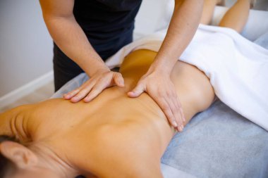 Yenilenme Deneyimi: Sertifikalı Terapistin Sırt Masajı