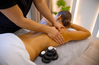 Dokunarak Yenileme: Profesyonel Eller 'in Sırt Masajı