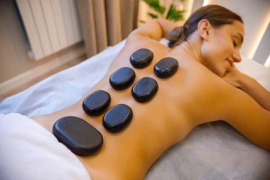 İyileştirici Dokunuş: Sıcak Taş Masaj Oturumu