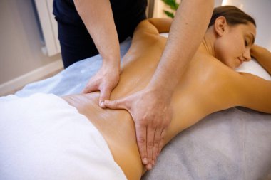 Yatıştırıcı Masaj: Profesyonel Terapist Yağlı Beslenme