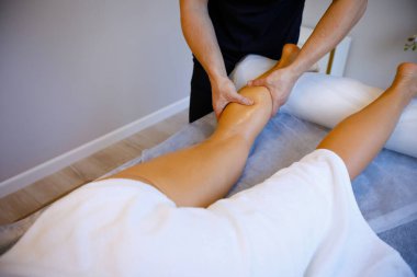 Canlandırıcı an: Rahatlamak için Terapötik Bacak Masajı