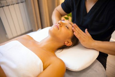 Sükunet içinde Şımarma: Yüz Yenileme Uzmanı Masajı