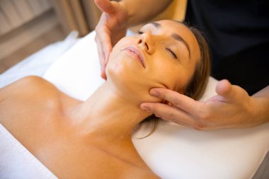 Tazeleme ve Dengeleme: Uzman Masör Yüz Sağlığını Yükseltti