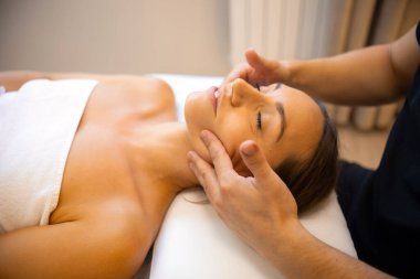 Parıltınızı Açın: Profesyonel Masör Yüz Parlaklığını Uyandırdı