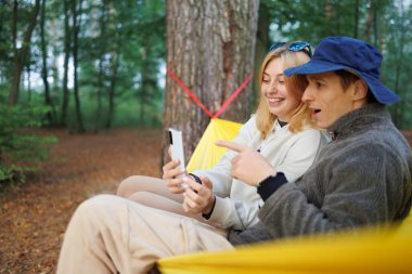 Genç çift birlikte hamakta rahatlatıcı