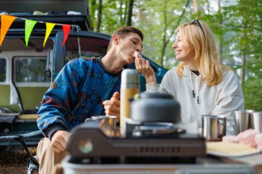 Doğada Rahatlama: Marshmallow İkramlı Genç Çift ve Minivan