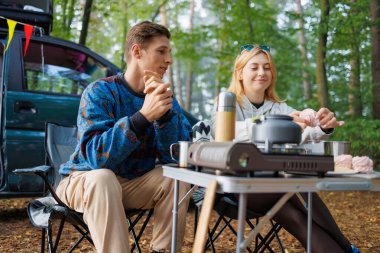Doğada Minivan 'dan Marshmallow Snack' in tadını çıkaran genç çift.