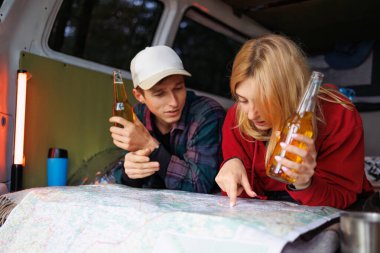 Van 'daki Çift Harita Okuma ve Birayı Seviyor