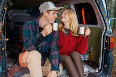 Seyahat Minibüsünde Romantik Çay Anı