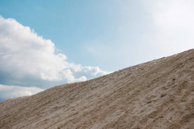 Parlak Gök Altında Altın Kumların Huzurlu Sahnesi