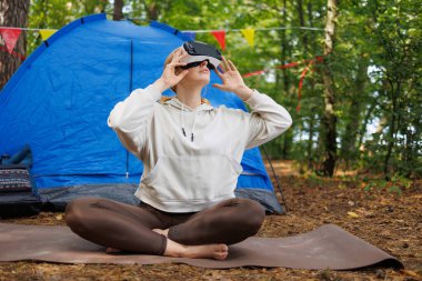 Ormanı Keşfeden: VR Gözlüklü ve Çadırlı Kız