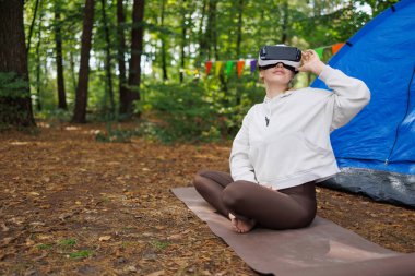 Sanal Gerçeklik Kaçışı: VR Kulaklıklı Doğadaki Kız