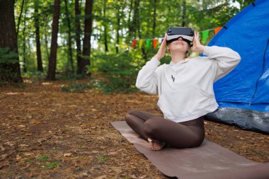Serene Ormanı 'nda VR Deneyimi Yaşayan Sportif Kız
