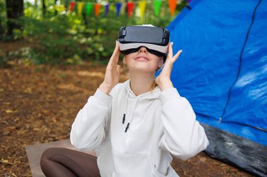 Ormanda Kamp: VR kulaklıklı kız