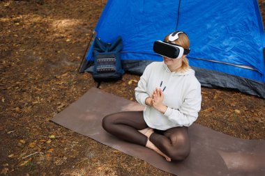 Sporty Young Explorer Ormanda VR Teknolojisi ile meşgul.