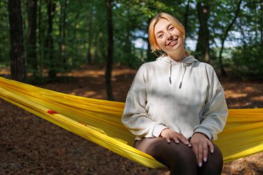 Hamaktaki Genç Kız, Açık havada Yaşamanın Eğlencesini Yakalıyor