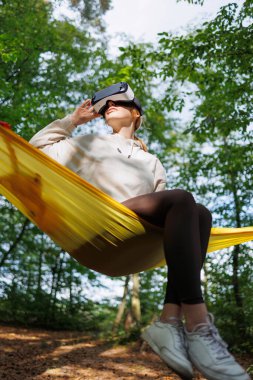 Kaçan Gerçeklik: Açık Saçlı Kız Açık havada VR Kulaklıkla Rahatlıyor