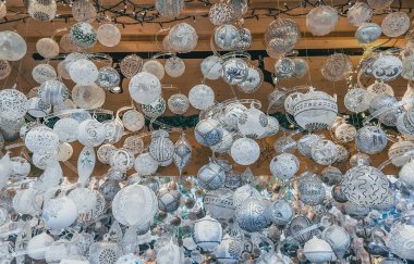 Yılbaşı festivalinde Noel ağacı oyuncakları toplarına odaklan. Farklı topları olan sayaçlar