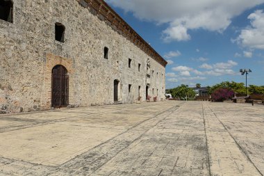 Kraliyet Evleri Müzesi 'nin antik taş duvarı ve önündeki meydan, Santo Domingo, 16. yüzyıl. Santo Domingo Koloni Bölgesi' nin merkezindeki antik bina.