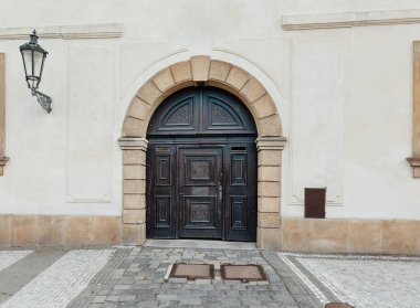 Ahşap ve metalden yapılmış, tuğla duvardan yapılmış, seçici bir odak noktası.