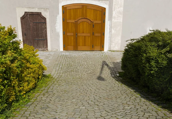 Bir Duvardaki Düzensiz Kapı Örneği Geniş Küçük Kapalı Girişe Seçici — Stok fotoğraf