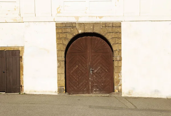Пример Неровных Ворот Одной Стене Селективный Акцент Большой Малый Закрытый — стоковое фото