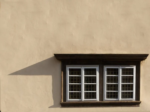 Ahşap Kahverengi Çerçeveli Klasik Pencere Açık Beton Duvarda Beyaz Muntinler — Stok fotoğraf