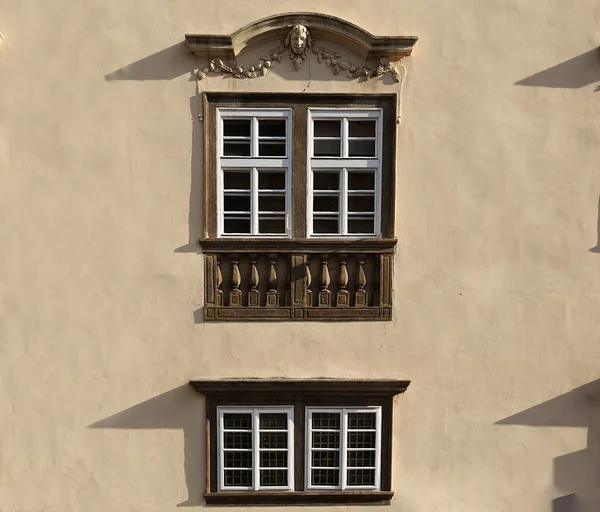 Binanın Cephesinde Yüzyılın Iki Ahşap Antika Penceresi Açık Beton Duvarda — Stok fotoğraf